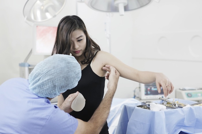 Hình ảnh phẫu thuật nâng ngực nội soi