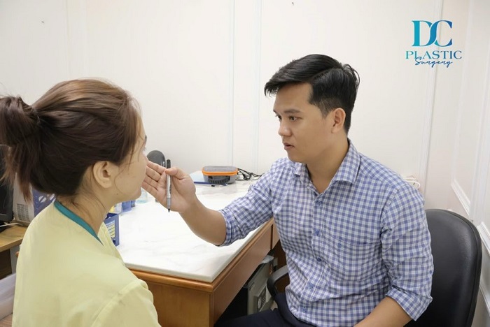 Phẫu Thuật Mắt Xếch